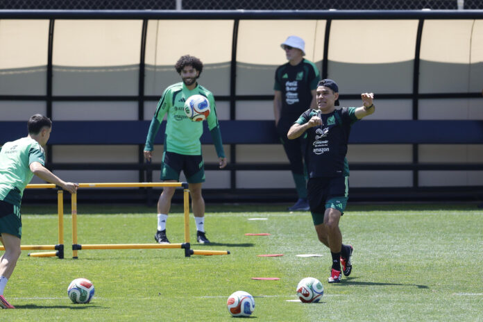 El técnico auxiliar de la selección mexicana de fútbol, Rafa Márquez (d), durante el entrenamiento celebrado en Ciudad d México previo al partido ante la selección de Chequia. Imagen de archivo. EFE/Sashenka Gutiérrez
