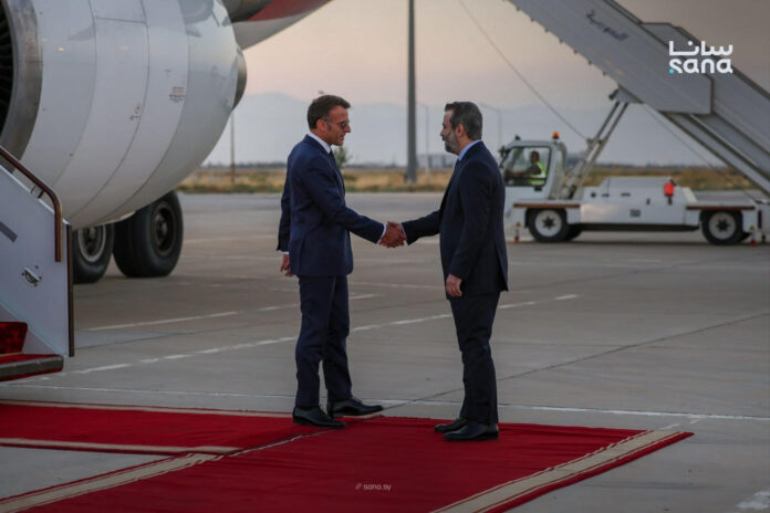 El presidente de Francia, Emmanuel Macron, llegó este lunes a Damasco, donde fue recibido en el aeropuerto internacional de la capital siria por el ministro de Asuntos Exteriores, Asaad al Shibani (d). Con esta visita oficial, Macron se convierte en el primer jefe de Estado europeo que visita Siria para reunirse con el presidente sirio, Ahmed al Sharaa, desde que este encabezara el derrocamiento de Bachar al Asad. EFE/Agencia Nacional de Noticias Siria SÓLO USO EDITORIAL, PERMITIDO SU USO SÓLO EN RELACIÓN A LA INFORMACIÓN QUE APARECE EN EL PIE DE FOTO (CRÉDITO OBLIGATORIO)
