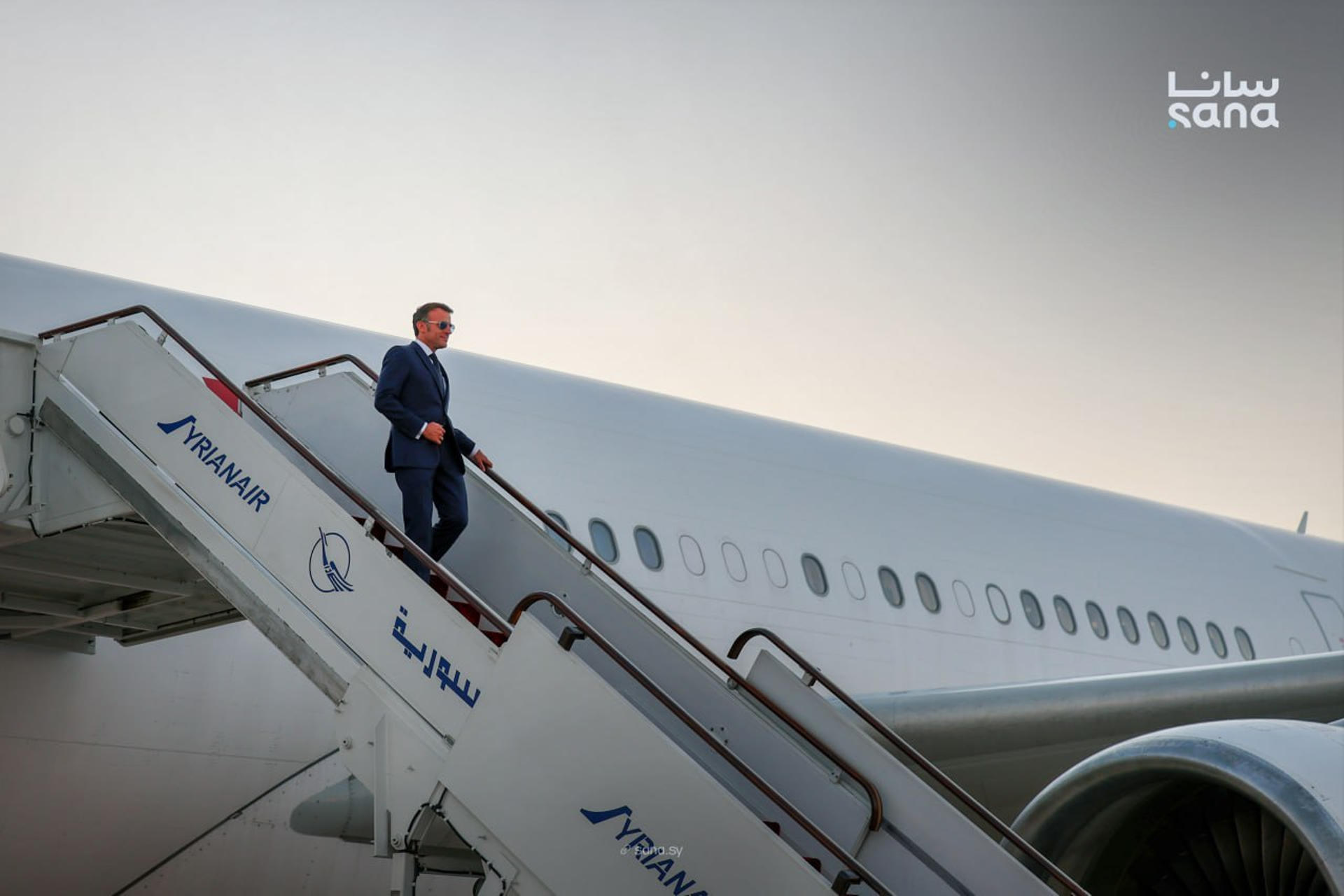 El presidente de Francia, Emmanuel Macron, llegó este lunes al aeropuerto internacional de Damasco, en Siria. Con esta visita oficial, Macron se convierte en el primer jefe de Estado europeo que visita Siria para reunirse con el presidente sirio, Ahmed al Sharaa, desde que este encabezara el derrocamiento de Bachar al Asad. EFE/Agencia Nacional de Noticias Siria SÓLO USO EDITORIAL, PERMITIDO SU USO SÓLO EN RELACIÓN A LA INFORMACIÓN QUE APARECE EN EL PIE DE FOTO (CRÉDITO OBLIGATORIO)
