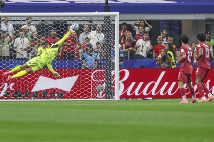 El portero Diogo Costarealiza una parada durante el encuentro entre España y Portugal correspondiente a los octavos de final del Mundial 2026, este lunes en Dallas. EFE/EPA/MIGUEL A. LOPES
