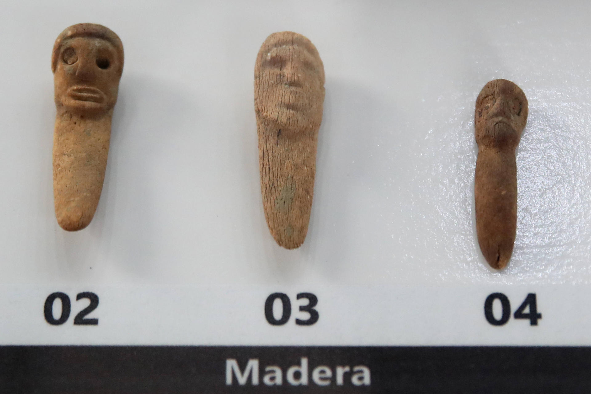 Fotografía de figuras milenarias presentadas en el Ministerio de Cultura este lunes, en Lima (Perú). EFE/Paolo Aguilar
