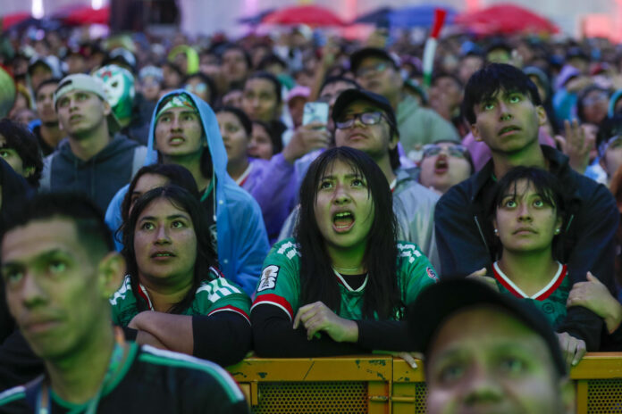 Aficionados de México animan ayer domingo, en el Fan Fest del Zócalo durante un partido por los octavos de final del Mundial de la FIFA 2026 entre México e Inglaterra, en Ciudad de México (México). EFE/ Isaac Esquivel
