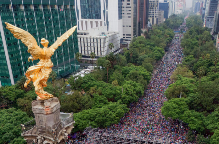 Fotografía aérea que muestra a aficionados de México este domingo, previo a un partido por los octavos de final del Mundial de la FIFA 2026 entre México e Inglaterra, en el Angel de la Independencia en Ciudad de México (México). EFE/ Tomás Pérez
