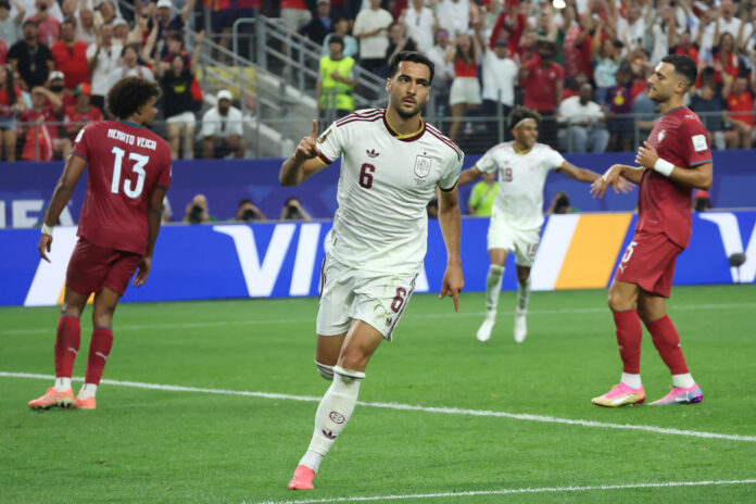 Mikel Merino (c) de España celebra un gol este lunes, en un partido de los octavos de final del Mundial de la FIFA 2026 entre Portugal y España en el estadio AT&T en Arlington (Estados Unidos). EFE/ Lavandeira Jr
