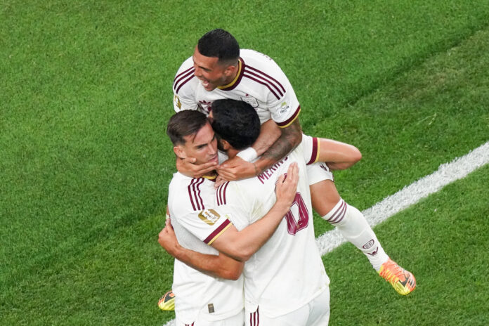 Jugadores de España celebran un gol  de Mikel Merino este lunes, en un partido de los octavos de final del Mundial de la FIFA 2026 entre Portugal y España en el estadio AT&T en Arlington (Estados Unidos). EFE/ Kenneth Fernández

