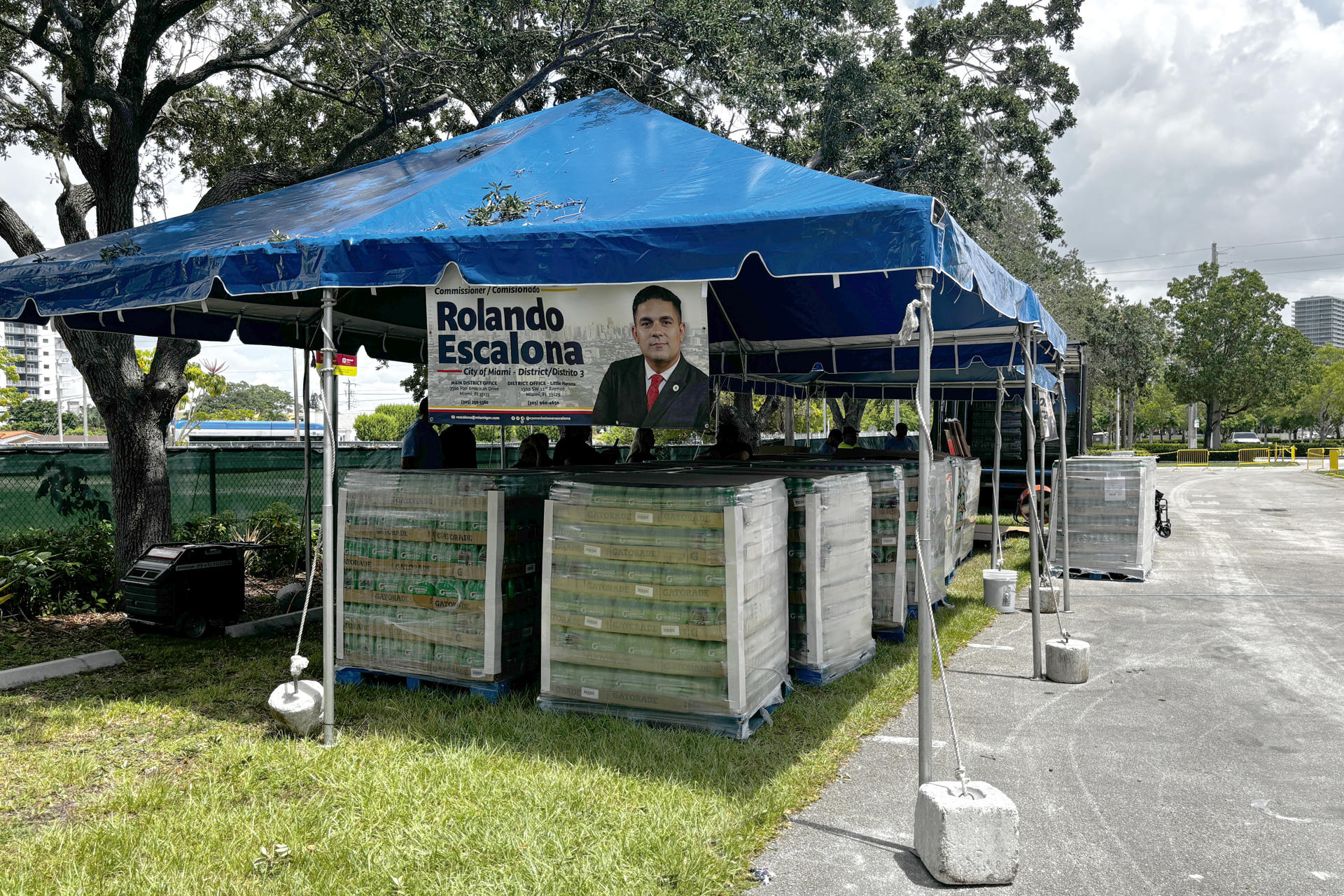Fotografía que muestra un centro de acopio con ayuda para Venezuela dispuestos este lunes en el estacionamiento del estadio loanDepot Park en Miami, Florida (EE.UU.). EFE/Pablo Urbón

