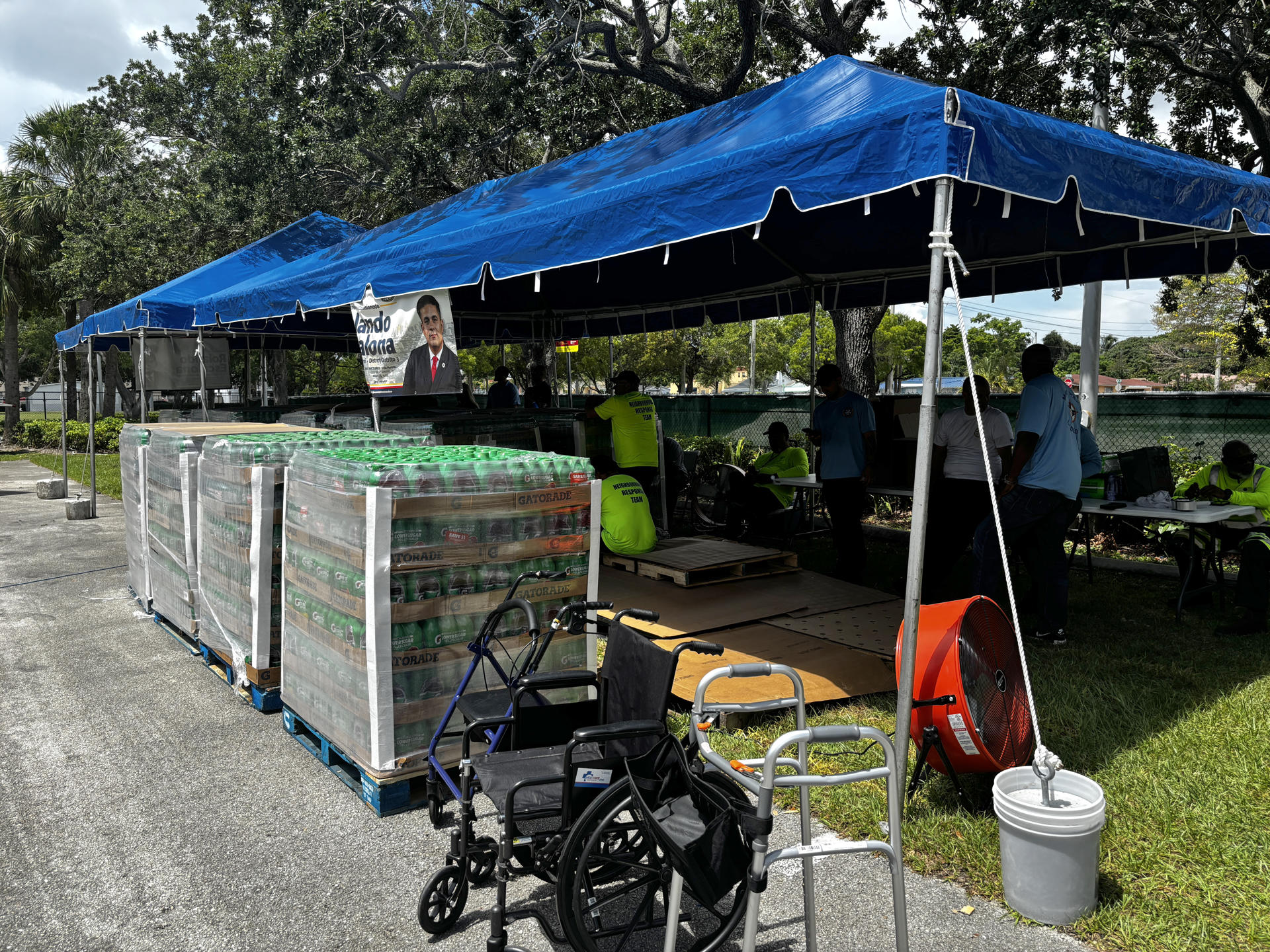 Fotografía que muestra un centro de acopio con ayuda para Venezuela dispuestos este lunes en el estacionamiento del estadio loanDepot Park en Miami, Florida (EE.UU.). EFE/Pablo Urbón
