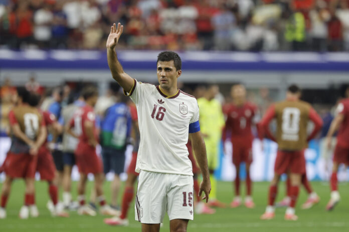 Rodri Hernández de España celebra este lunes, al finalizar un partido de los octavos de final del Mundial de la FIFA 2026 entre Portugal y España en el estadio AT&T en Arlington (Estados Unidos). EFE/ Mariscal

