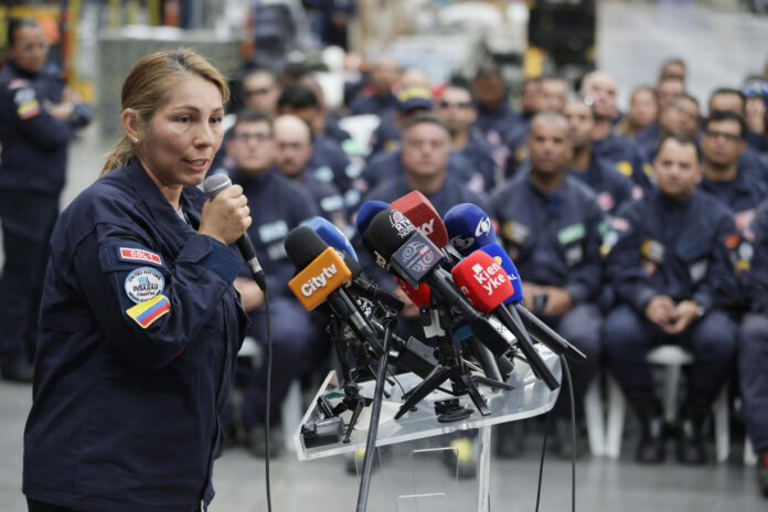 La jefe del programa nacional de Búsqueda y Rescacate, Silvia Ballén, habla durante una rueda de prensa en Bogotá (Colombia). EFE/ Carlos Ortega
