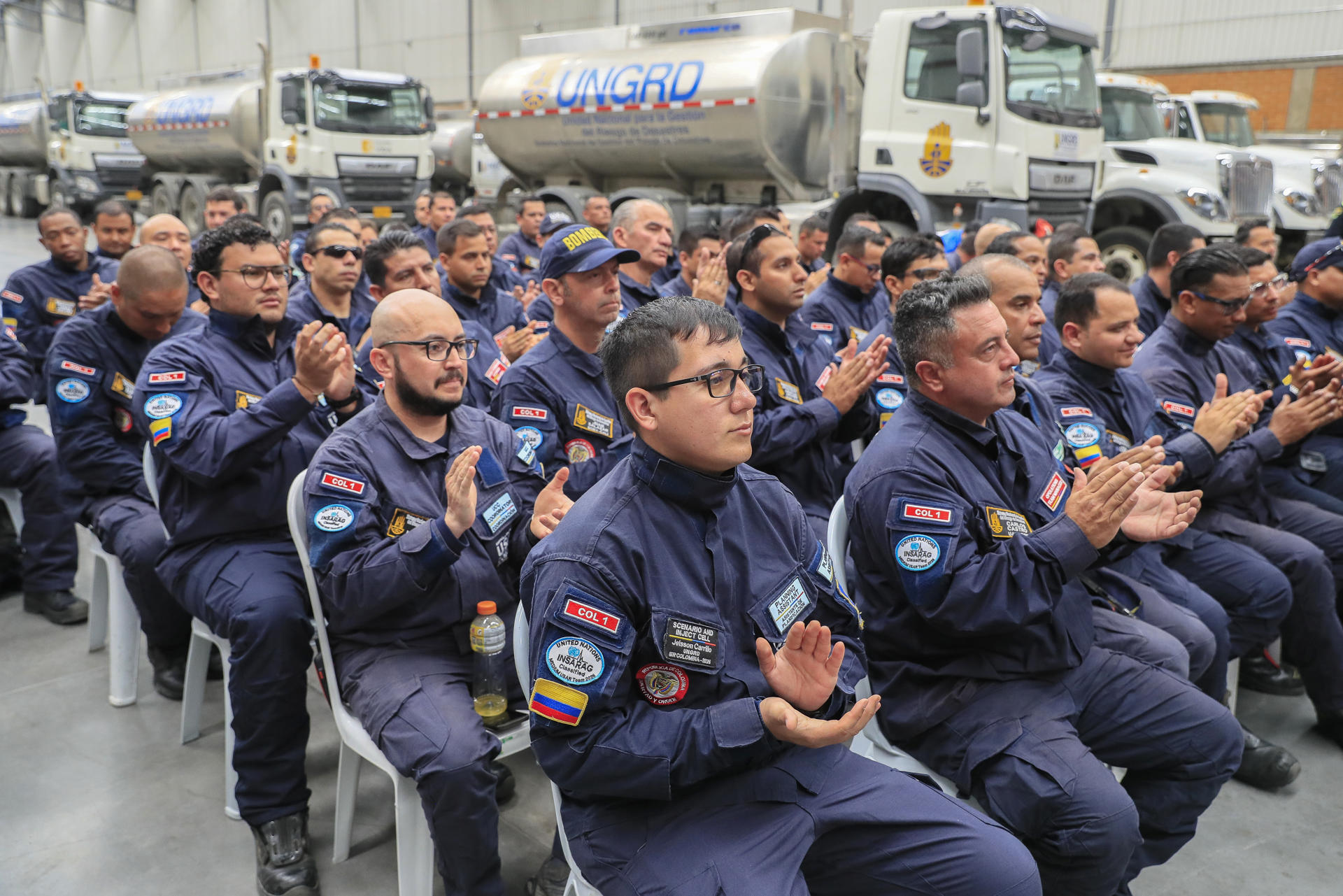 Integrantes del equipo USAR COL-1 (Urban Search and Rescue, por sus siglas) reaccionan durante una rueda de prensa en Bogotá (Colombia). EFE/ Carlos Ortega