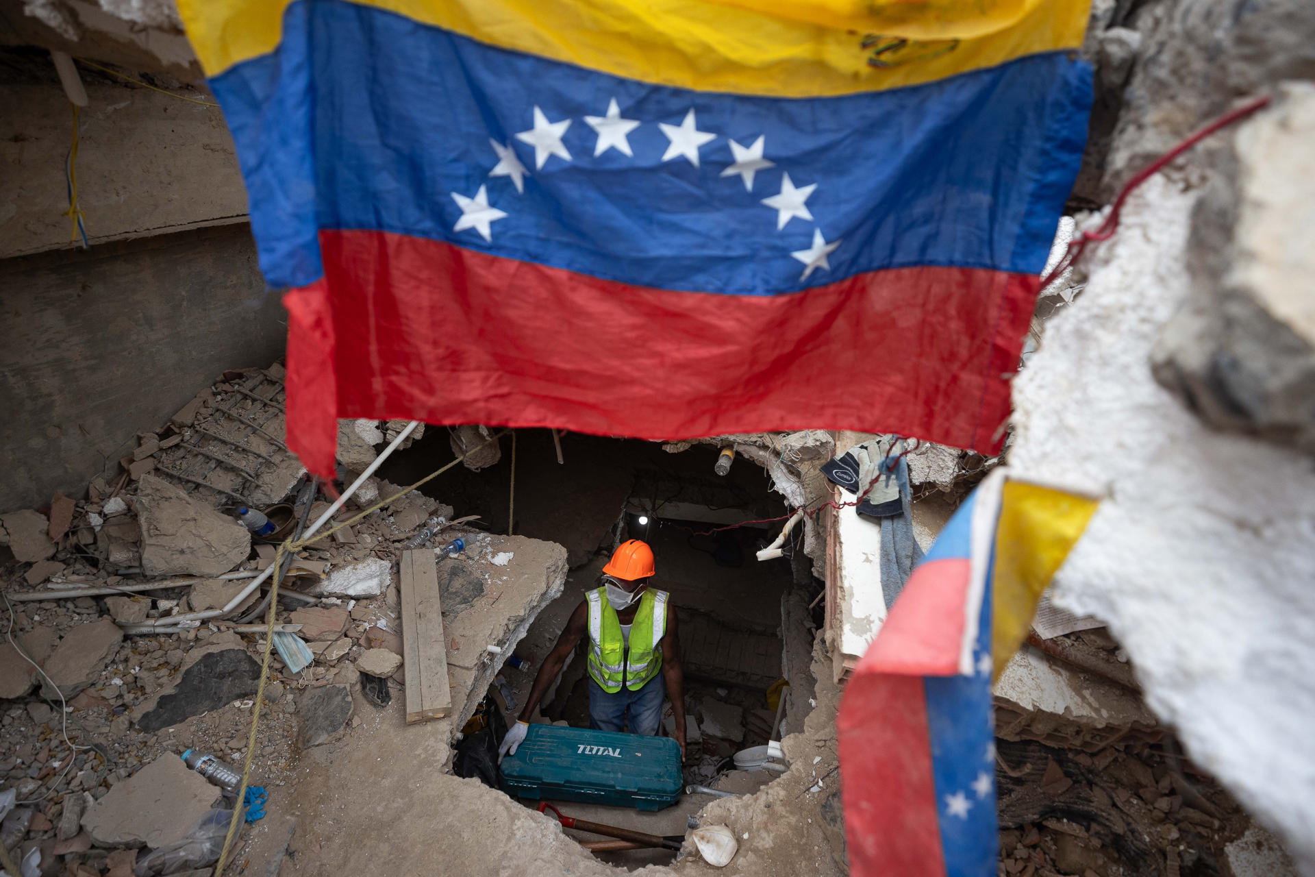Una persona realiza labores de busqueda entre los escombros de edificios destruidos por terremotos en La Guaira (Venezuela). EFE/ Ronald Peña R