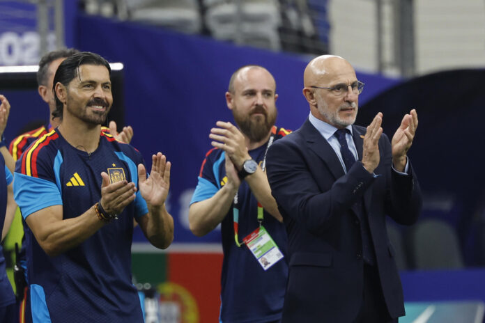 El seleccionador de España, Luis de la Fuente (d), celebra este lunes, al finalizar un partido de los octavos de final del Mundial de la FIFA 2026 entre Portugal y España en el estadio AT&T en Arlington (Estados Unidos). EFE/ Mariscal
