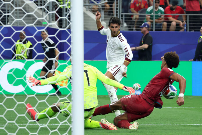 Diogo Meireles (i) y Renato Veiga (d) de Portugal disputan el balón con Ferran Torres de España este lunes, en un partido de los octavos de final del Mundial de la FIFA 2026 entre Portugal y España en el estadio AT&T en Arlington (Estados Unidos). EFE/ Lavandeira Jr
