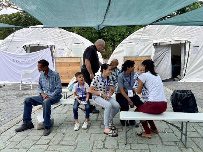 Personas afectadas por los terremotos esperan ser atendidas en el hospital de campaña español en Caracas (Venezuela). EFE/ Jaime Olleros
