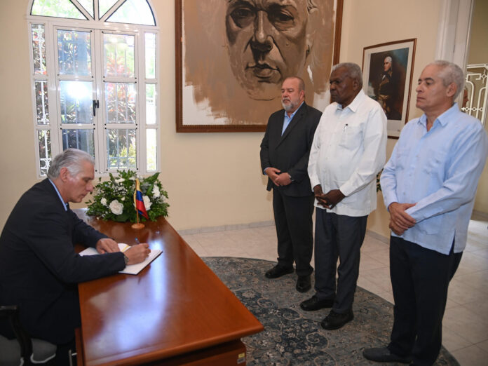 Fotografía divulgada en la cuenta en X @DiazCanelB del presidente de Cuba, Miguel Díaz-Canel, de él firmando este lunes el libro de condolencias abierto en la embajada de Venezuela en honor a las víctimas de los terremotos de magnitud 7,2 y 7,5 del 24 de junio en el país suramericano, en La Habana (Cuba). EFE/ @DiazCanelB
