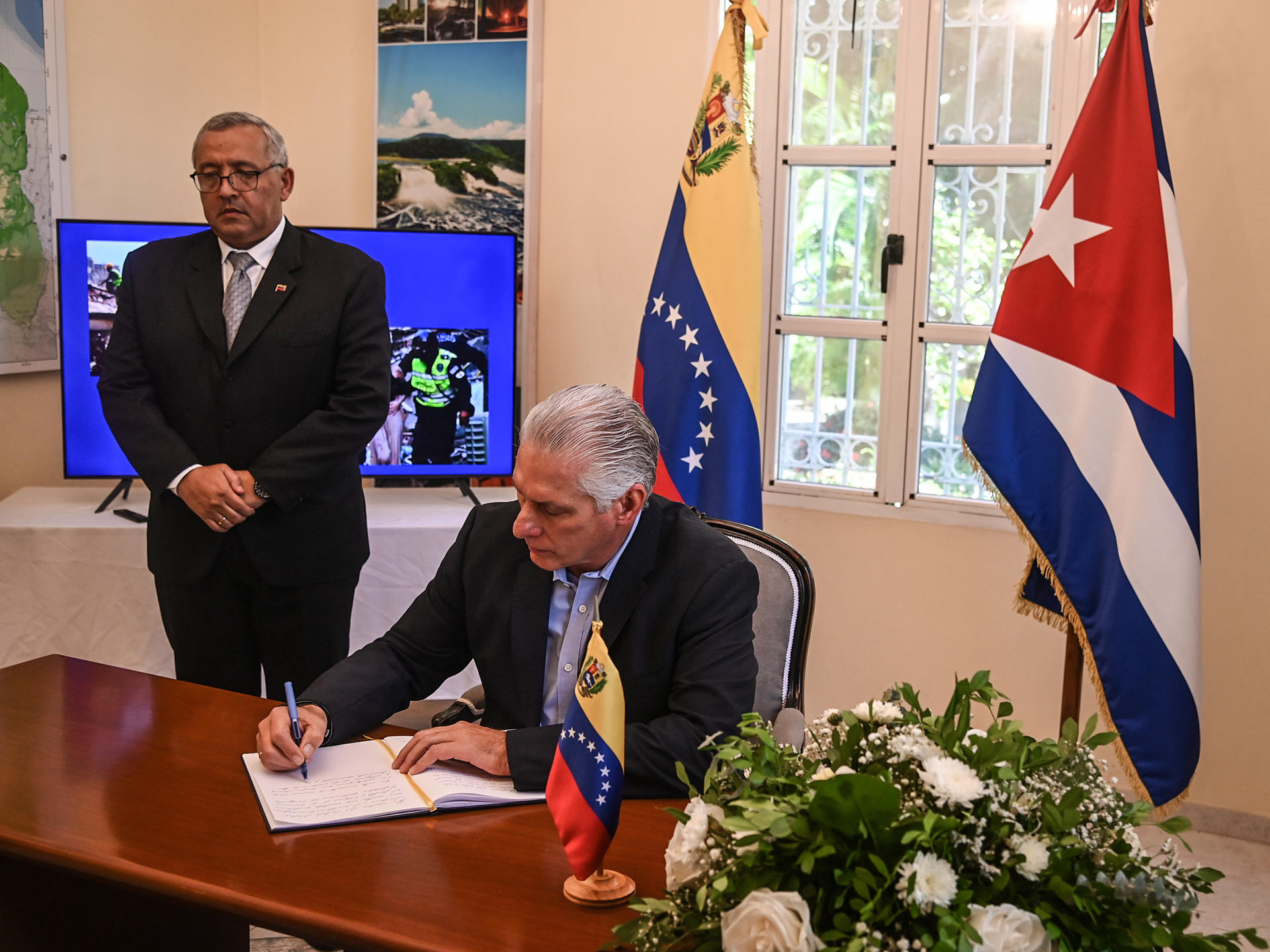 Fotografía divulgada en la cuenta en X @DiazCanelB del presidente de Cuba, Miguel Díaz-Canel, de él firmando este lunes el libro de condolencias abierto en la embajada de Venezuela en honor a las víctimas de los terremotos de magnitud 7,2 y 7,5 del 24 de junio en el país suramericano, en La Habana (Cuba). EFE/ @DiazCanelB
