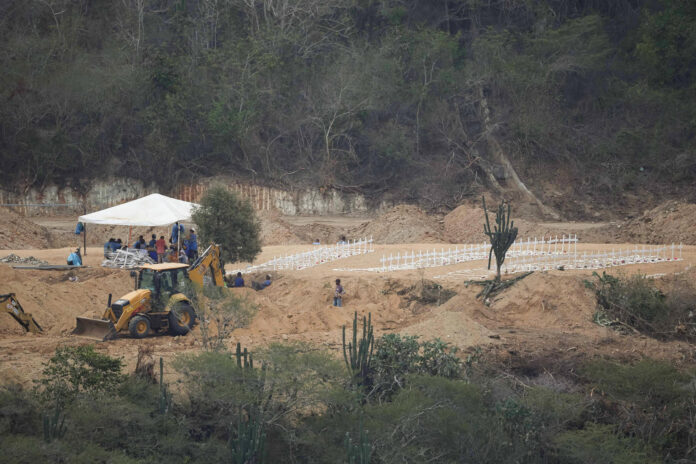 Fotografía que muestra a personas haciendo labores de excavación en el cementerio municipal La Esperanza este lunes, en Carayaca (Venezuela). EFE/ Ronald Peña R
