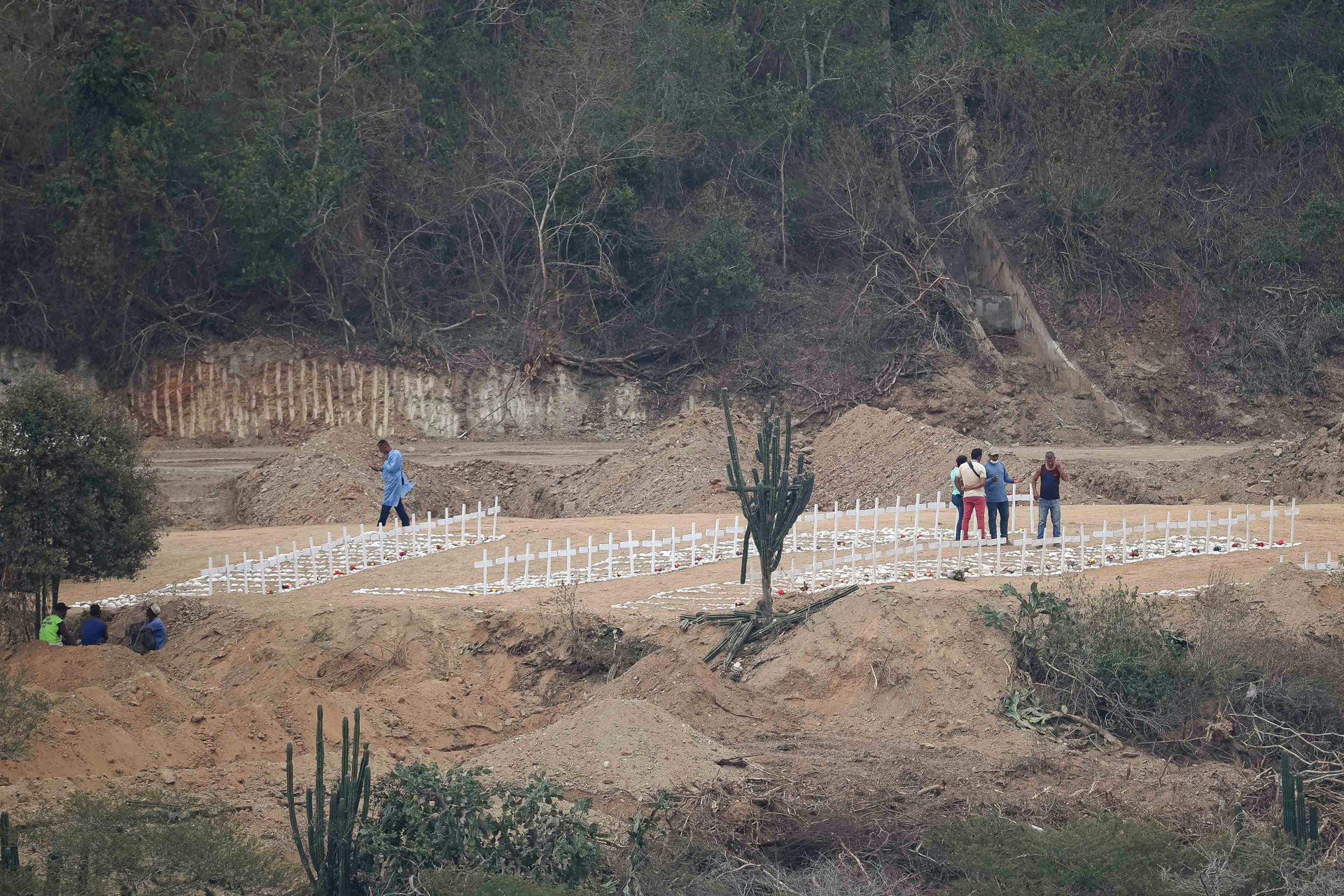 Fotografía que muestra personas caminando por el cementerio municipal La Esperanza este lunes, en Carayaca (Venezuela). EFE/ Ronald Peña R
