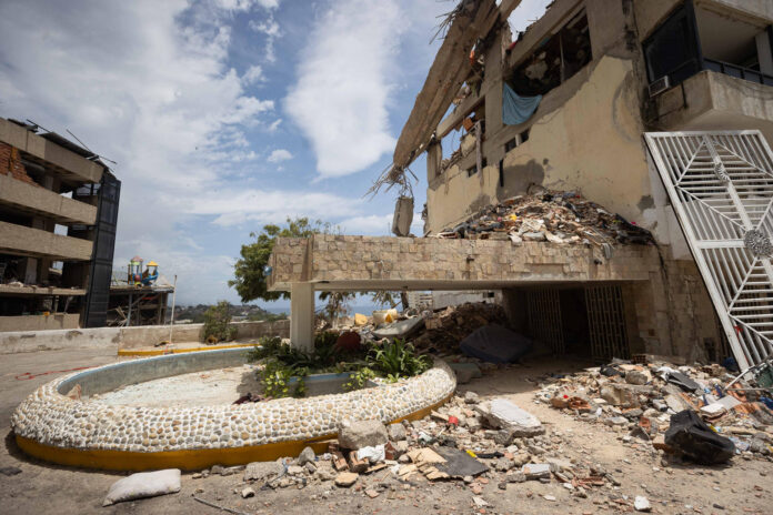 Fotografía que muestra un edificio de las residencias Belo Horizonte en estado de colapso, en Catia La Mar (Venezuela). EFE/ Ronald Peña R
