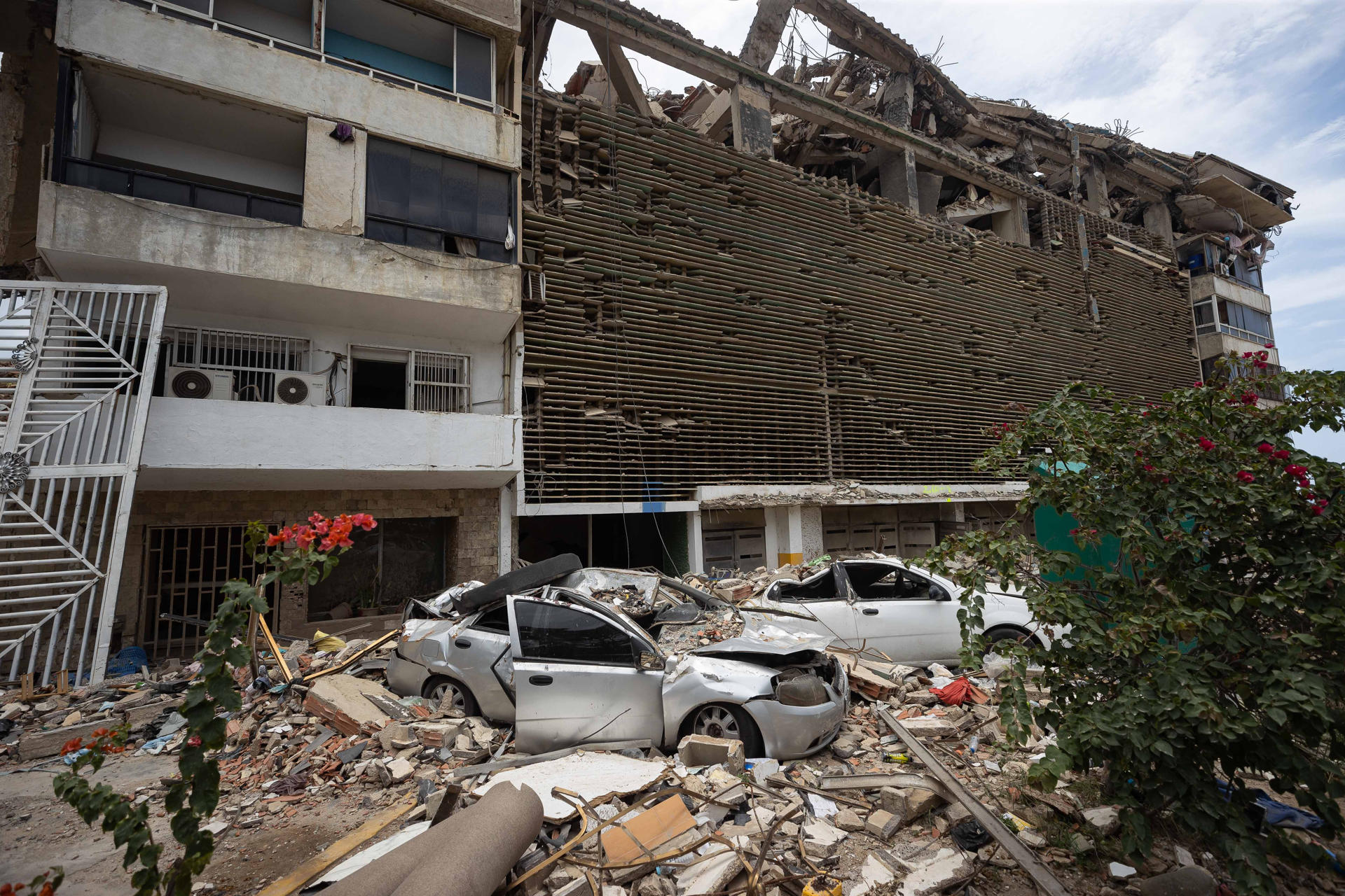 Fotografía que muestra un edificio de las residencias Belo Horizonte en estado de colapso, en Catia La Mar (Venezuela). EFE/ Ronald Peña R
