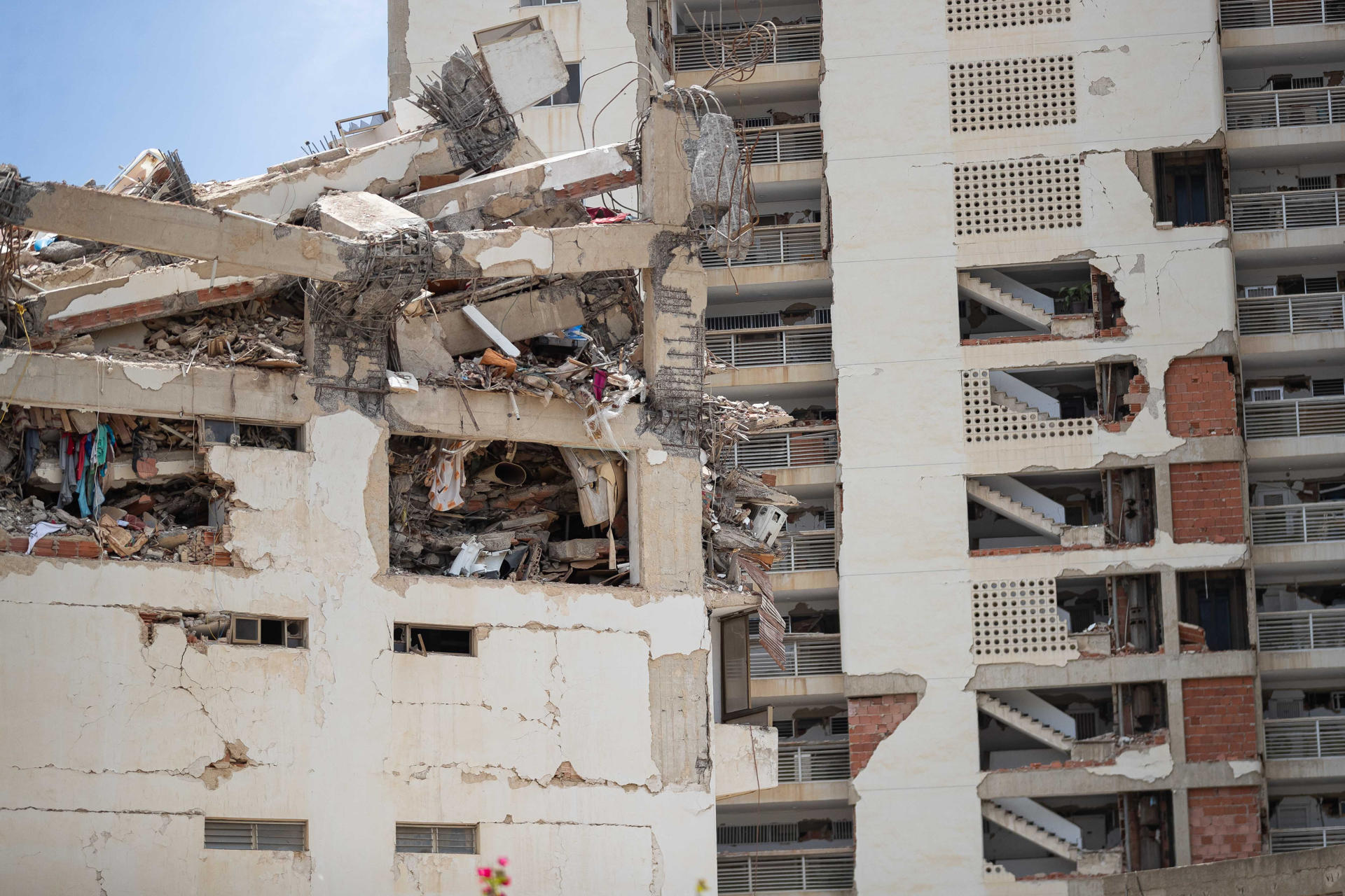 Fotografía que muestra un edificio de las residencias Belo Horizonte en estado de colapso, en Catia La Mar (Venezuela). EFE/ Ronald Peña R
