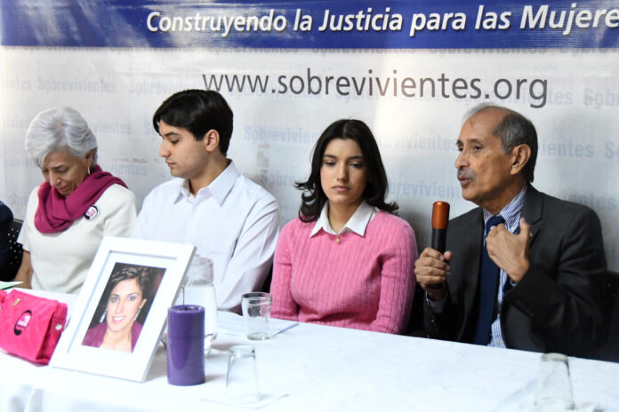 De izquierda a derecha Angela Molina de Siekavizza, Roberto Barrera Siekavizza, Maria Mercedez Barrera Siekavizza, Juan Luis Siekavizza, padres e hijos de la desaparecida Cristina Siekavizza, participan en una rueda de prensa en Ciudad de Guatemala (Guatemala). EFE Alex Cruz
