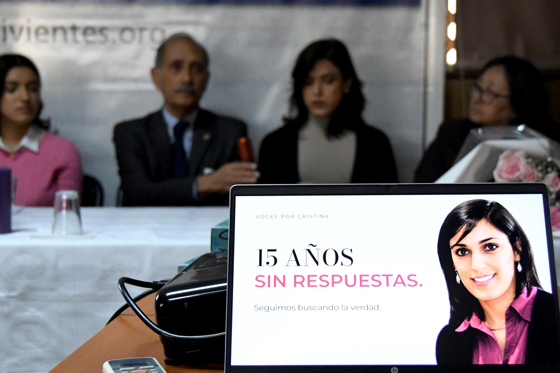 Fotografía de un monitor con la imagen de la desaparecida Cristina Siekavizza exhibida durante una rueda de prensa en Ciudad de Guatemala (Guatemala). EFE Alex Cruz