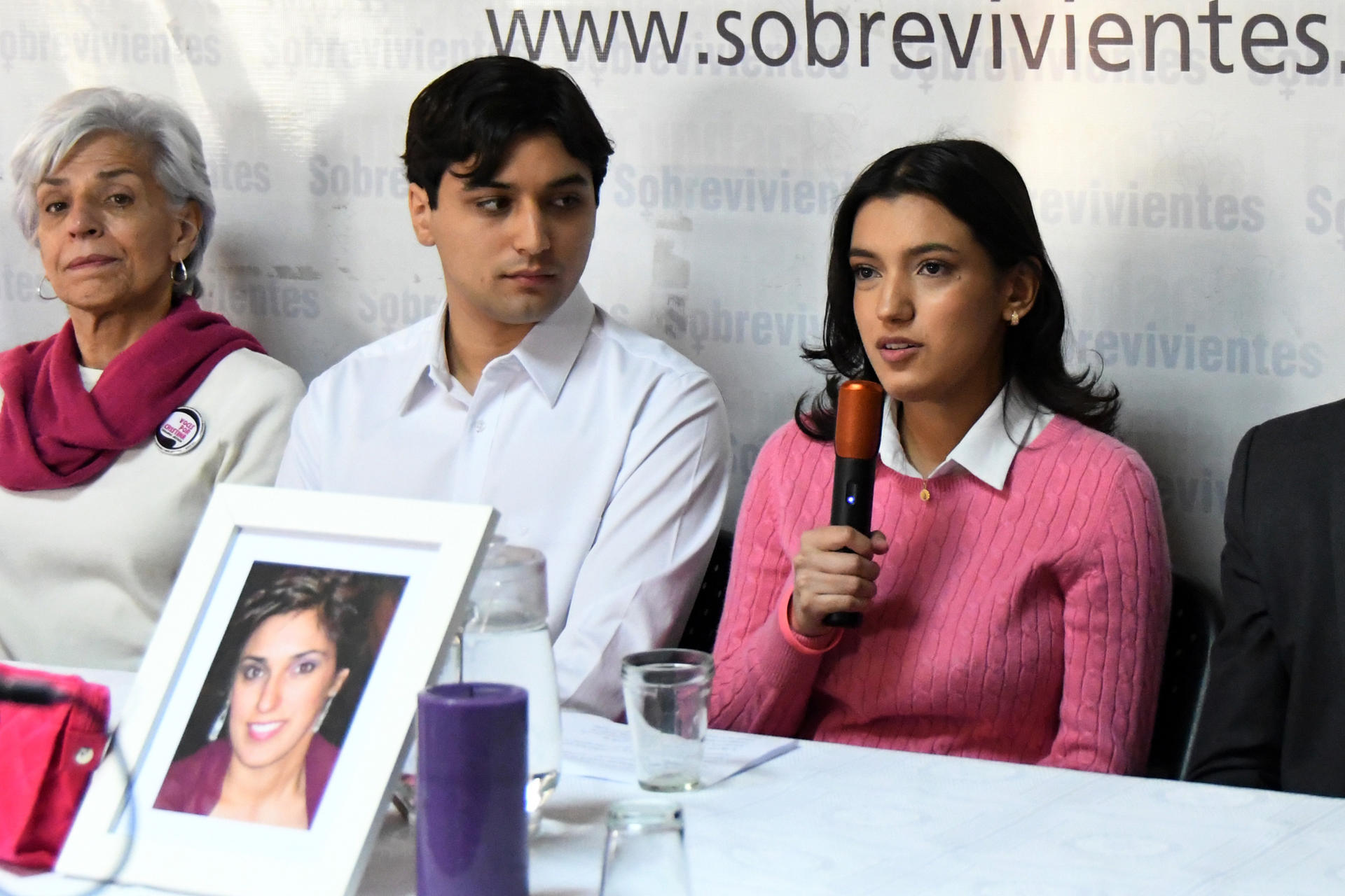 Roberto José y Maria Mercedez Barera Siekavizza, hijos de la desaparecida Cristina Siekavizza, participan durante una rueda de prensa en Ciudad de Guatemala (Guatemala). EFE Alex Cruz