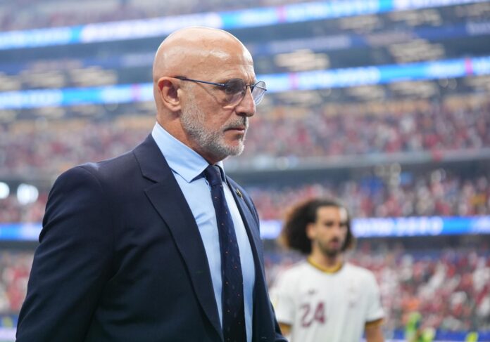 El seleccionador nacional de España, Luis de la Fuente, durante el partido de los octavos de final del Mundial 2026 entre Portugal y España en Dallas (EE.UU.). EFE/JEFFREY MCWHORTER
