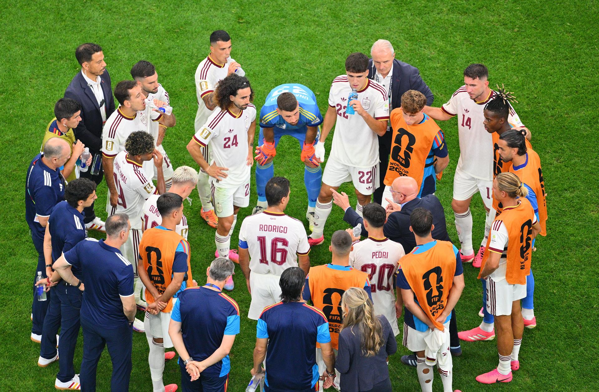 El seleccionador nacional de España, Luis de la Fuente, habla con sus jugadores durante un descanso por hidratación en medio del partido de octavos de final del Mundial 2026 entre Portugal y España en Dallas (EE.UU.). EFE/SAM WASSON
