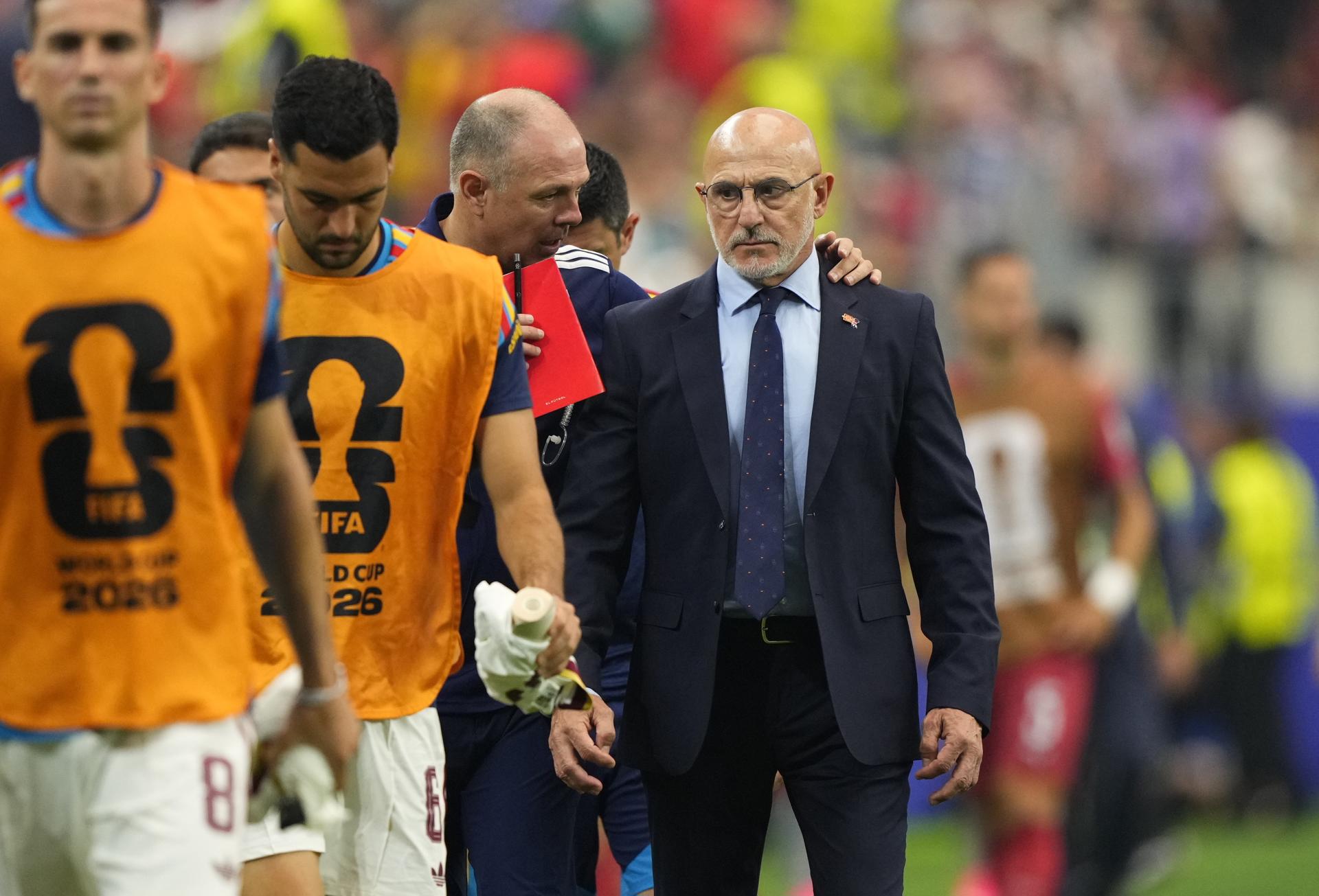 El seleccionador nacional de España, Luis de la Fuente (d), durante el partido de octavos de final del Mundial 2026 entre Portugal y España en Dallas (EE.UU.). EFE/JEFFREY MCWHORTER
