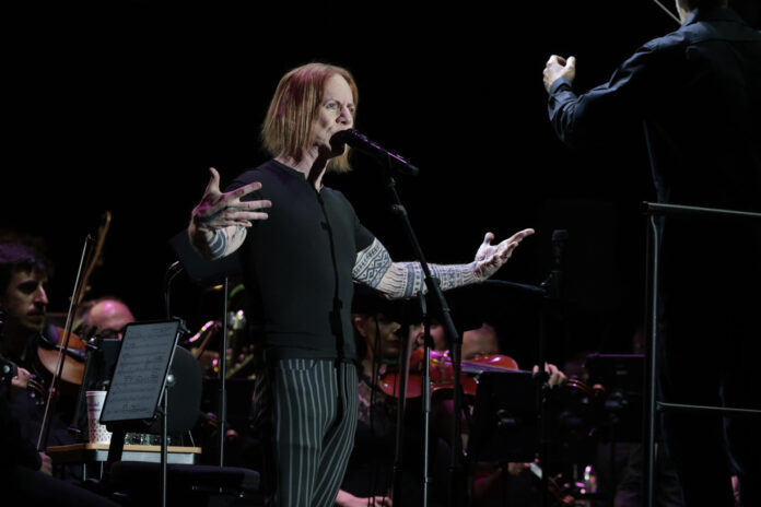El compositor y cantautor estadounidense Danny Elfman durante el concierto ofrecido este lunes en el Real Jardín Botánico, en Madrid, en el marco de Las Noches del Botánico. EFE/Juanjo Martín

