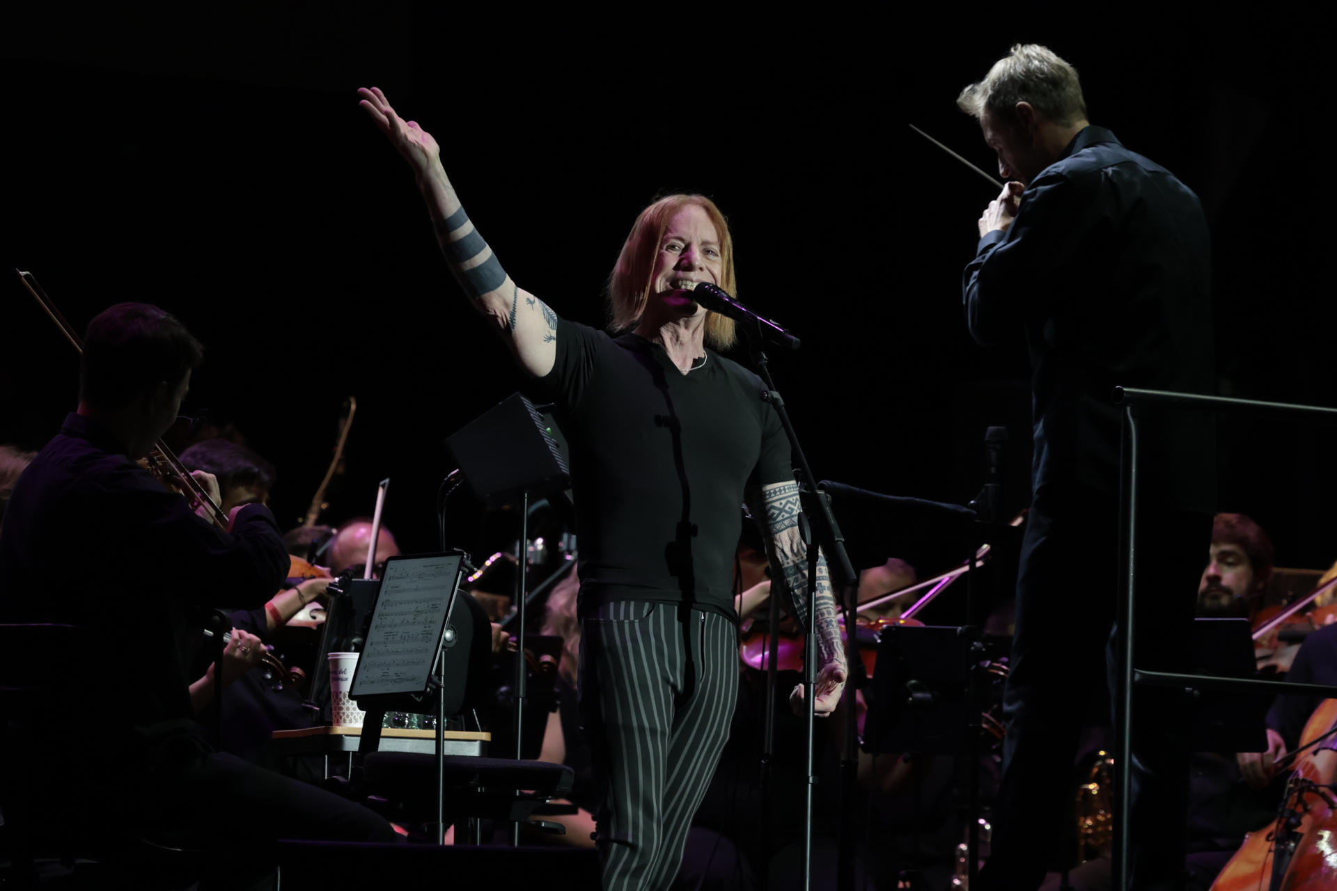 El compositor y cantautor estadounidense Danny Elfman durante el concierto ofrecido este lunes en el Real Jardín Botánico, en Madrid, en el marco de Las Noches del Botánico. EFE/Juanjo Martín
