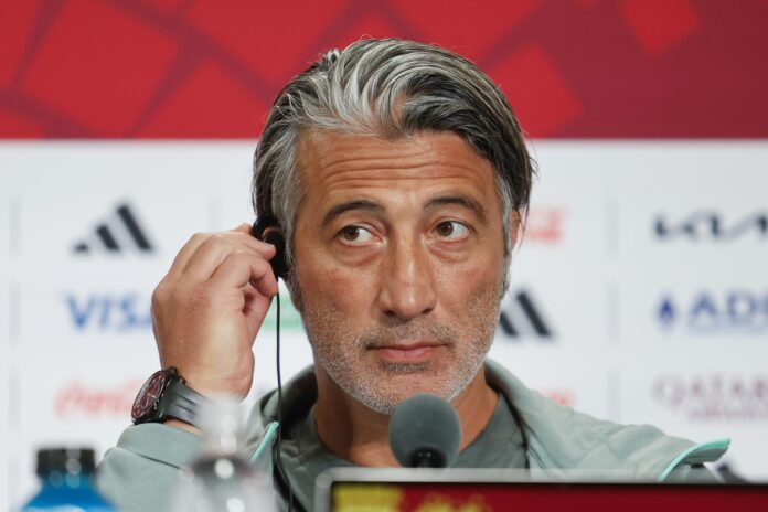 El seleccionador nacional de Suiza, Murat Yakin, asiste a una rueda de prensa un día antes del partido de octavos de final del Mundial FIFA 2026 ante Colombia, en Vancouver (Canadá). EFE/EPA/PETER KLAUNZER
