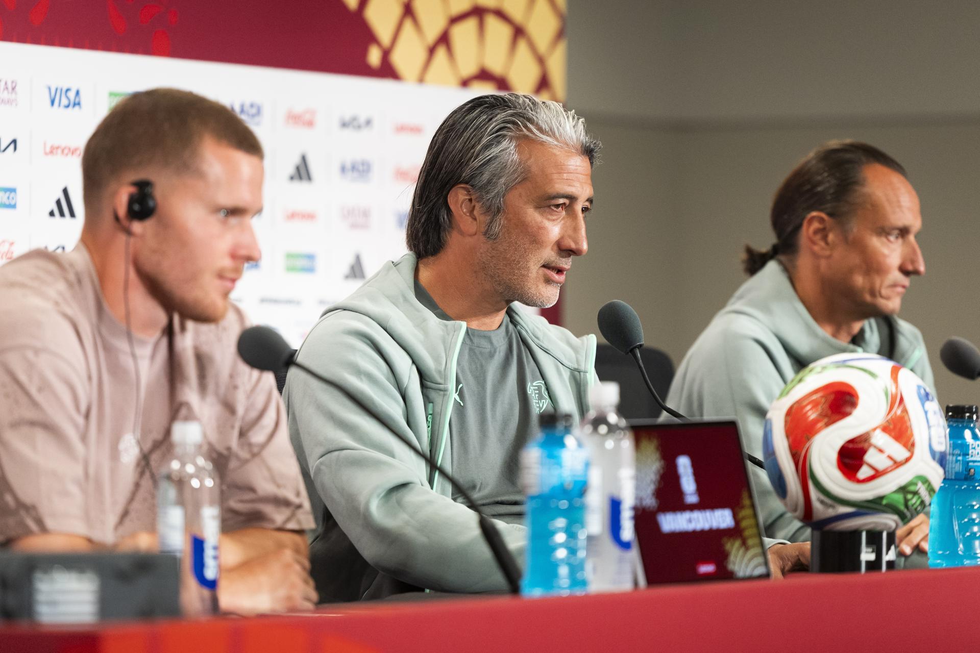 El seleccionador nacional de Suiza, Murat Yakin (c), asiste a una rueda de prensa un día antes del partido de octavos de final del Mundial FIFA 2026 ante Colombia, en Vancouver (Canadá).EFE/EPA/PETER KLAUNZER
