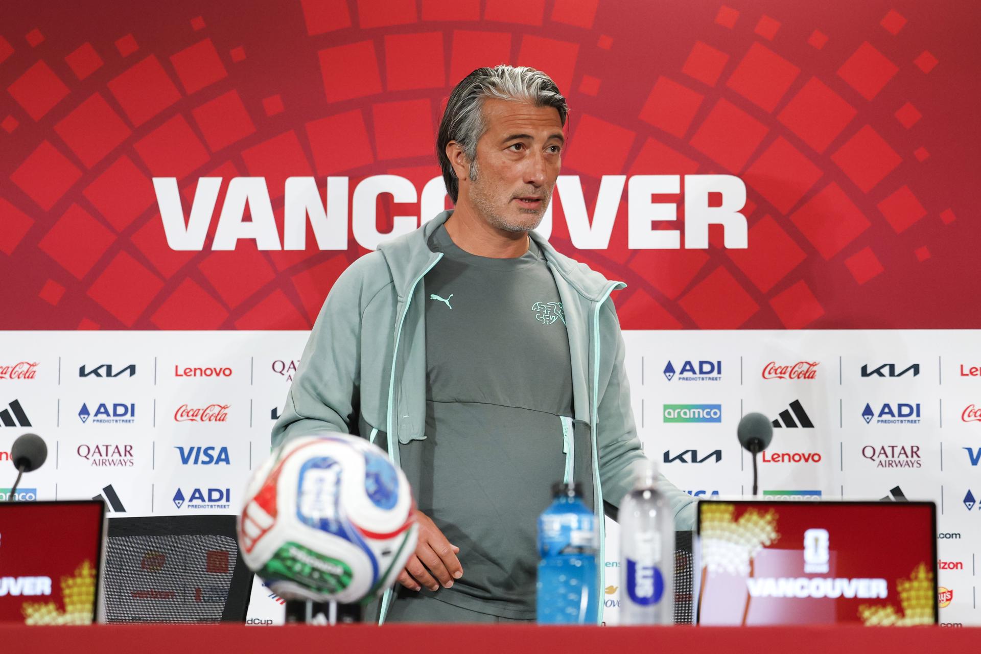 El seleccionador nacional de Suiza, Murat Yakin, asiste a una rueda de prensa un día antes del partido de octavos de final del Mundial FIFA 2026 ante Colombia, en Vancouver (Canadá). EFE/EPA/PETER KLAUNZER
