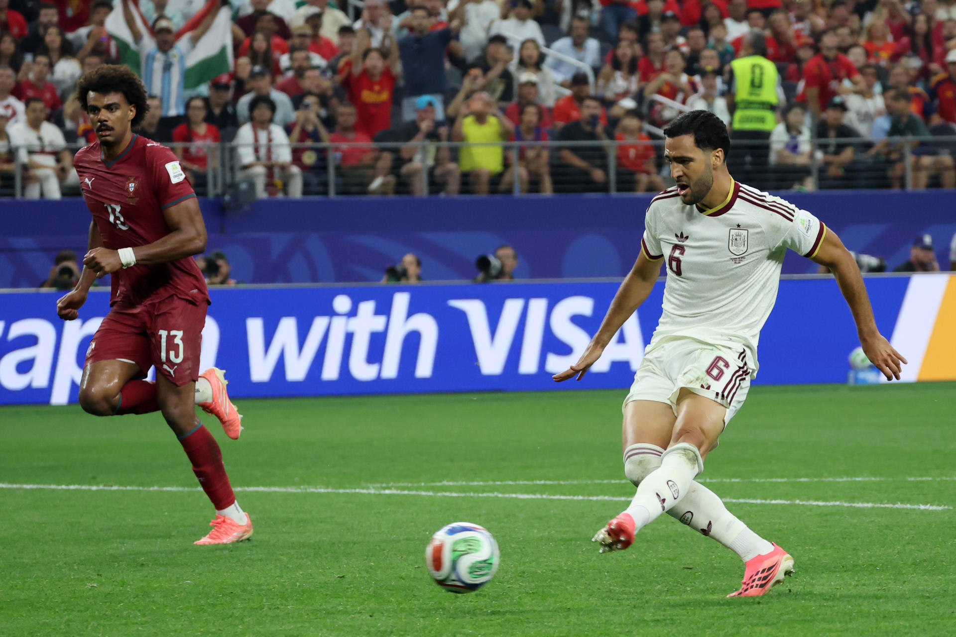 Mikel Merino (d), de España, anota el gol quele dio a España el pase a los cuartos de final del Mundial 2026 en el estadio AT&T en Arlington (Estados Unidos). EFE/Lavandeira Jr
