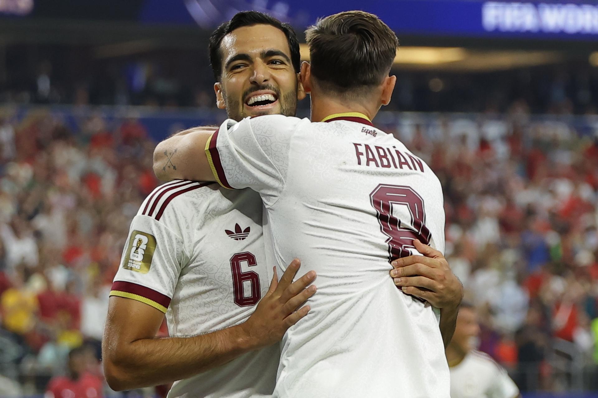 Mikel Merino (i) celebra con su compañero Fabián Ruiz tras anotar un gol y eliminar a Portugal en octavos de final del Mundial 2026 en Dallas. EFE/EPA/CHRISTOPHER NEUNDORF
