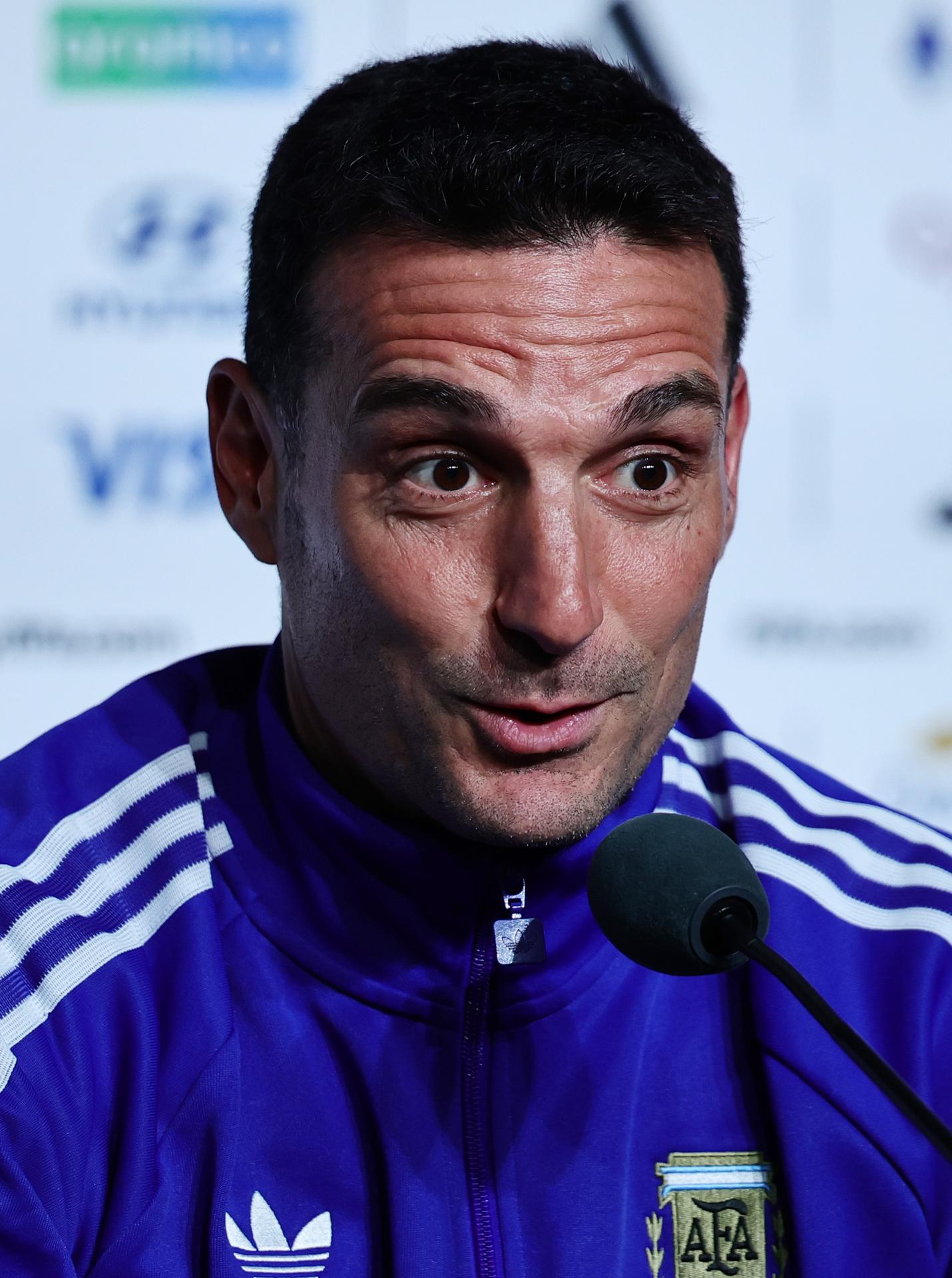 El entrenador de Argentina, Lionel Scaloni, ofrece una conferencia de prensa en Atlanta, Georgia, EE.UU., el 6 de julio de 2026. EFE/EPA/RONALD WITTEK
