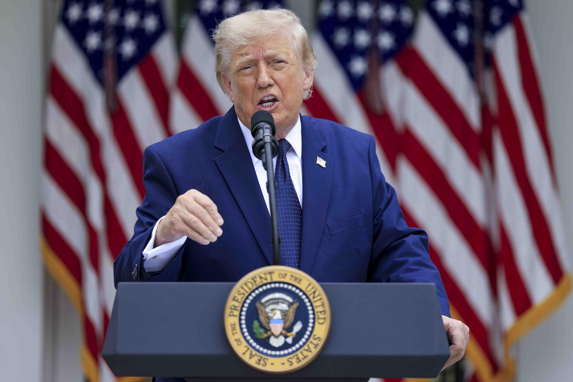 El presidente de Estados Unidos, Donald J. Trump, admitió que intercedió por el delantero Folarin Balogun para permitir su habilitación para jugar este lunes contra Bélgica en octavos de final del Mundial, pese a estar expulsado , y ha desatado una gran polémica. EFE/EPA/SHAWN THEW / POOL
