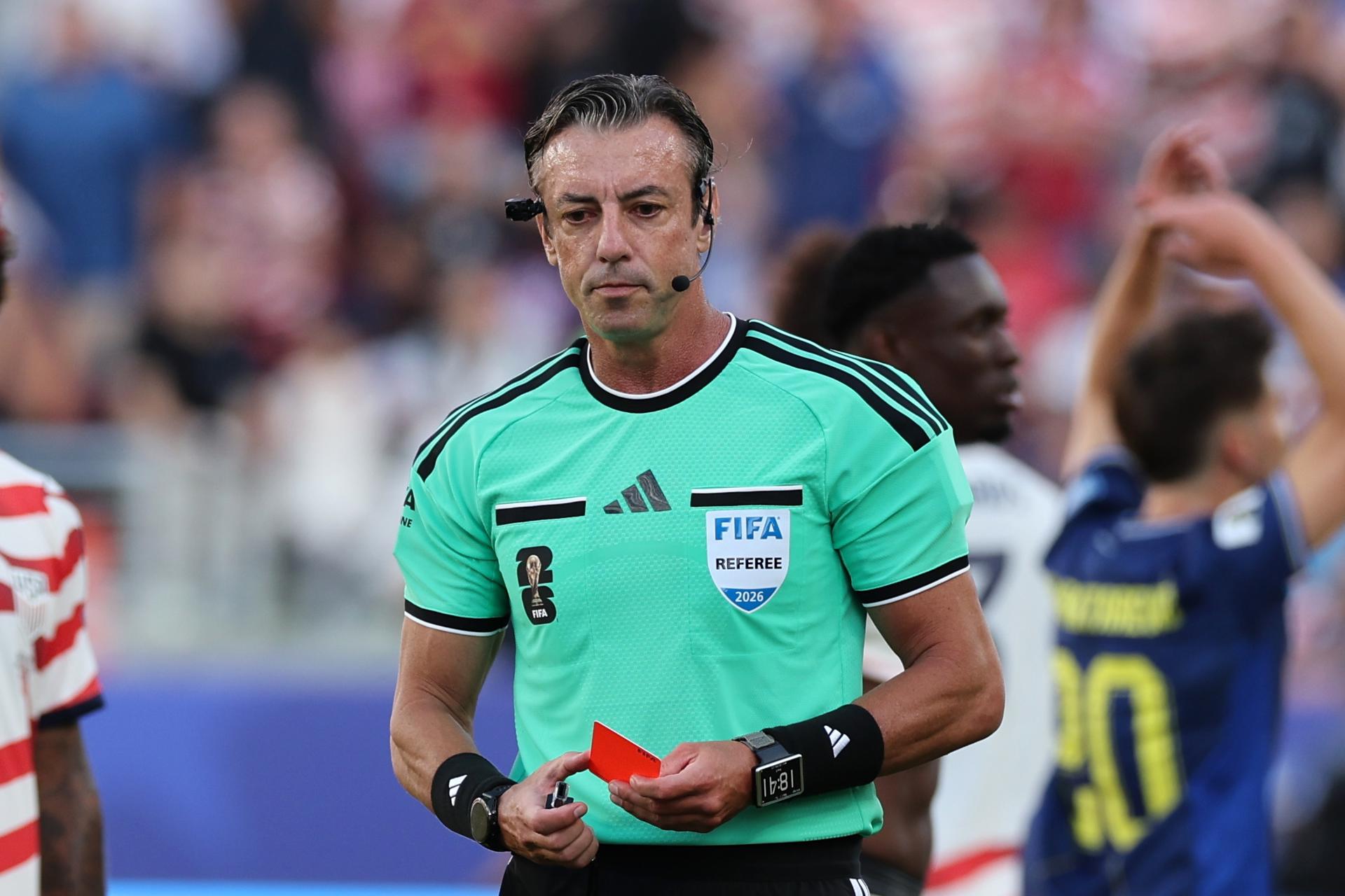 El árbitro brasileño Raphael Claus observa tras mostrar tarjeta roja a Folarin Balogun, de EE.UU., en l partido ante Bosnia y Herzegovina del Mundial 2026. EFE/EPA/BENJAMIN FANJOY

