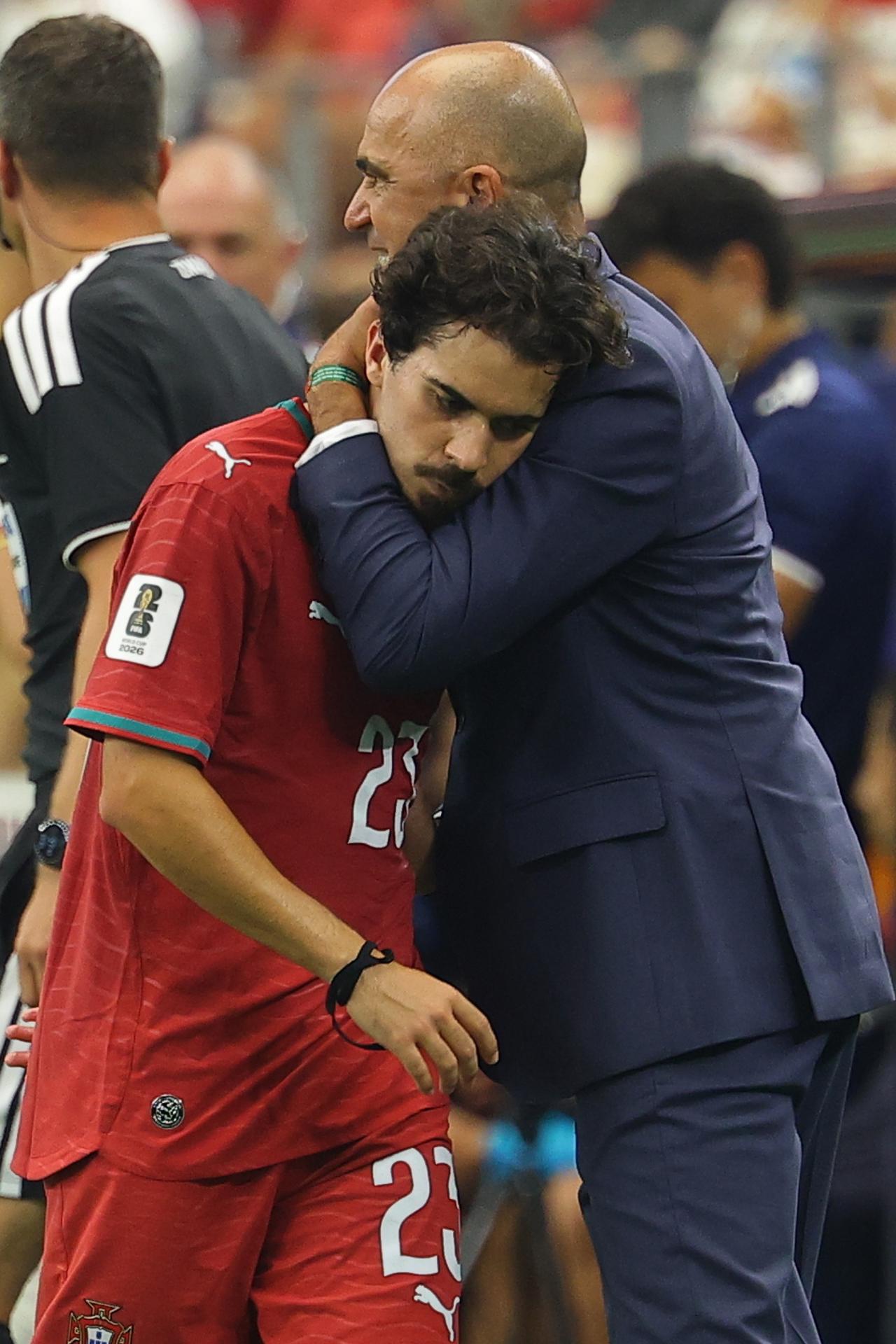 Vitinha, de Portugal, es consolado por el seleccionador nacional portugués, Roberto Martínez, tras abandonar el terreno de juego durante el partido de octavos de final del Mundial 2026 entre Portugal y España en Dallas (EE.UU.). EFE/CHRISTOPHER NEUNDORF