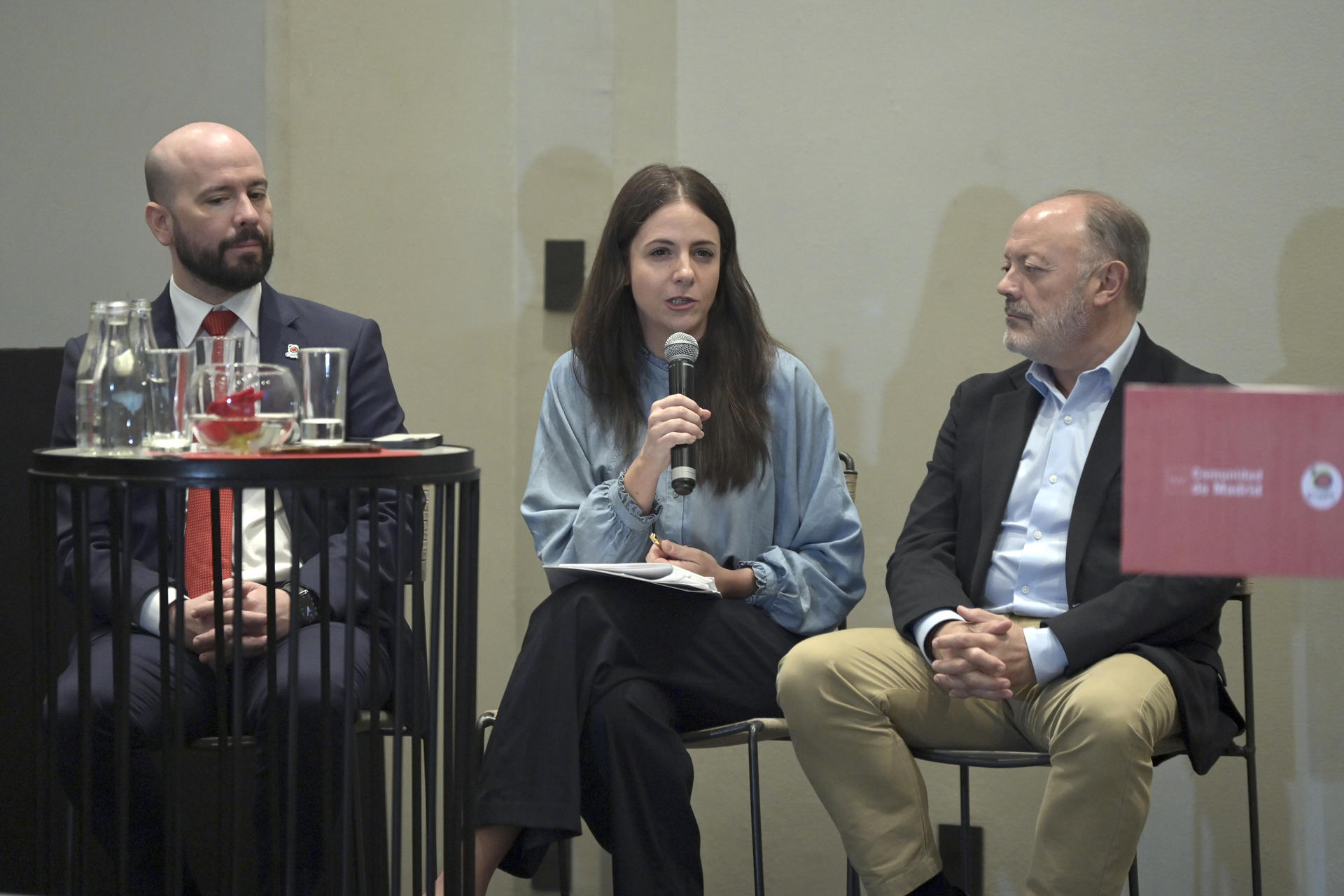 La directora general de Turismo y Hostelería de la Comunidad de Madrid, Laura Martínez Cerro, habla junto al consejero de Turismo de España en México y Centroamérica, José Miguel Machimbarrena Cuerda (i), y el director global de Ventas y Acuerdos Estratégicos de Iberia, Víctor Moneo, durante una rueda de prensa este lunes, en Monterrey (México). EFE/Miguel Sierra
