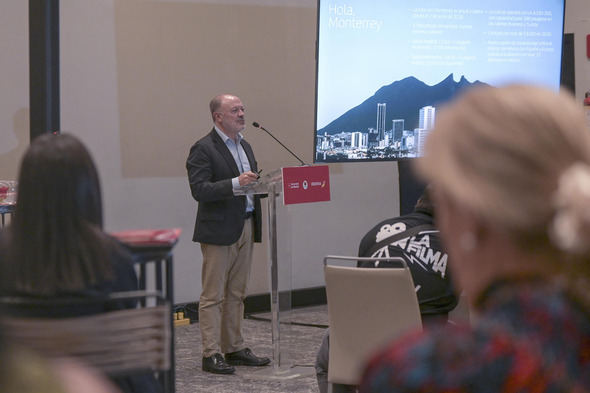 El director global de Ventas y Acuerdos Estratégicos de Iberia, Víctor Moneo, habla durante una rueda de prensa este lunes, en Monterrey (México). EFE/Miguel Sierra
