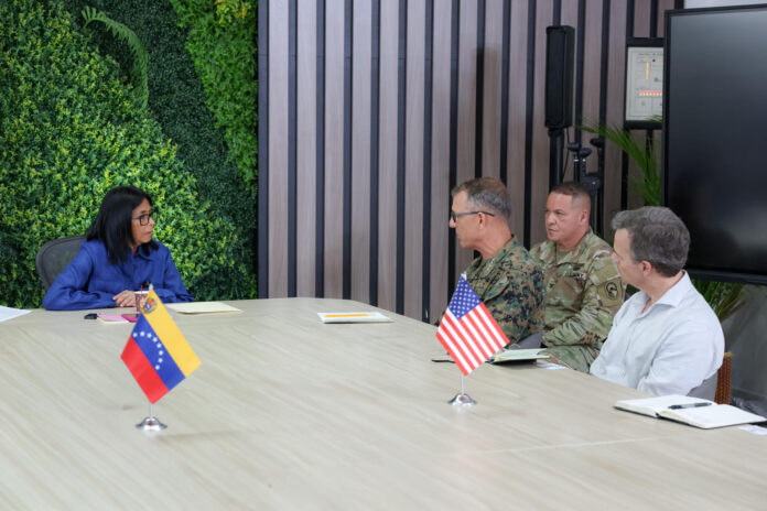 Fotografía divulgada por el Palacio de Miraflores de la presidenta encargada de Venezuela, Delcy Rodríguez (i), reunida con el jefe del Comando Sur de EE.UU., Francis Donovan (c), este lunes, para coordinar la cooperación de cara a la reconstrucción de su país tras los devastadores terremotos del pasado 24 de junio, en Caracas (Venezuela). EFE/ Palacio de Miraflores
