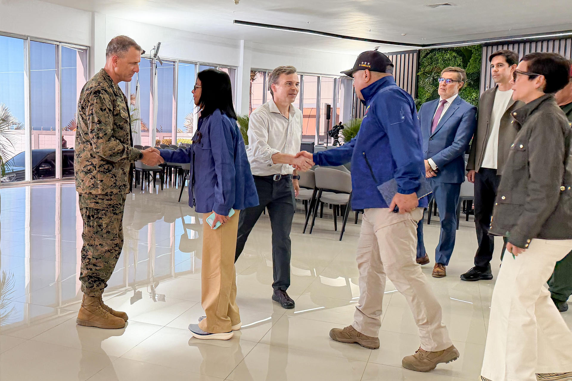 Fotografía divulgada por el Palacio de Miraflores de la presidenta encargada de Venezuela, Delcy Rodríguez (2-i), recibiendo al jefe del Comando Sur de EE.UU., Francis Donovan (i), este lunes, para coordinar la cooperación la reconstrucción de su país tras los devastadores terremotos del pasado 24 de junio, en Caracas (Venezuela). EFE/ Palacio de Miraflores
