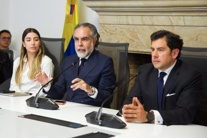 Fotografía cedida por el Ministerio del Interior de Colombia de su ministro saliente, Armando Benedetti (c), junto a su sucesor designado, Rodrigo Lara Restrepo (d), durante una reunión este lunes, en Bogotá (Colombia). EFE/ Ministerio del Interior de Colombia
