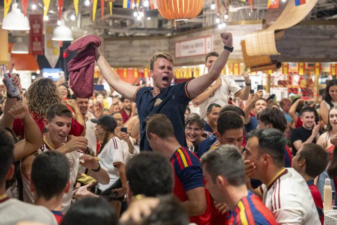 Aficionados de España celebran el triunfo de su selección durante la transmisión del partido de octavos de final del Mundial de la FIFA 2026 entre España y Portugal este 6 de julio de 2026, en Nueva York (EE.UU.). EFE/ Ángel Colmenares
