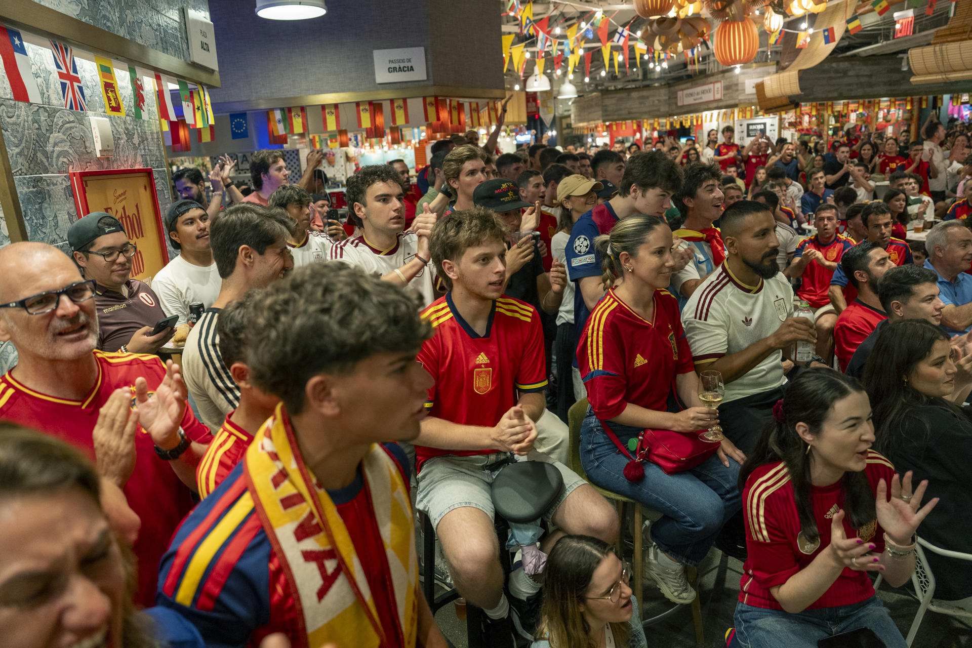 Aficionados observan la transmisión del partido de octavos de final del Mundial de la FIFA 2026 entre España y Portugal este 6 de julio de 2026, en Nueva York (EE.UU.). EFE/ Ángel Colmenares