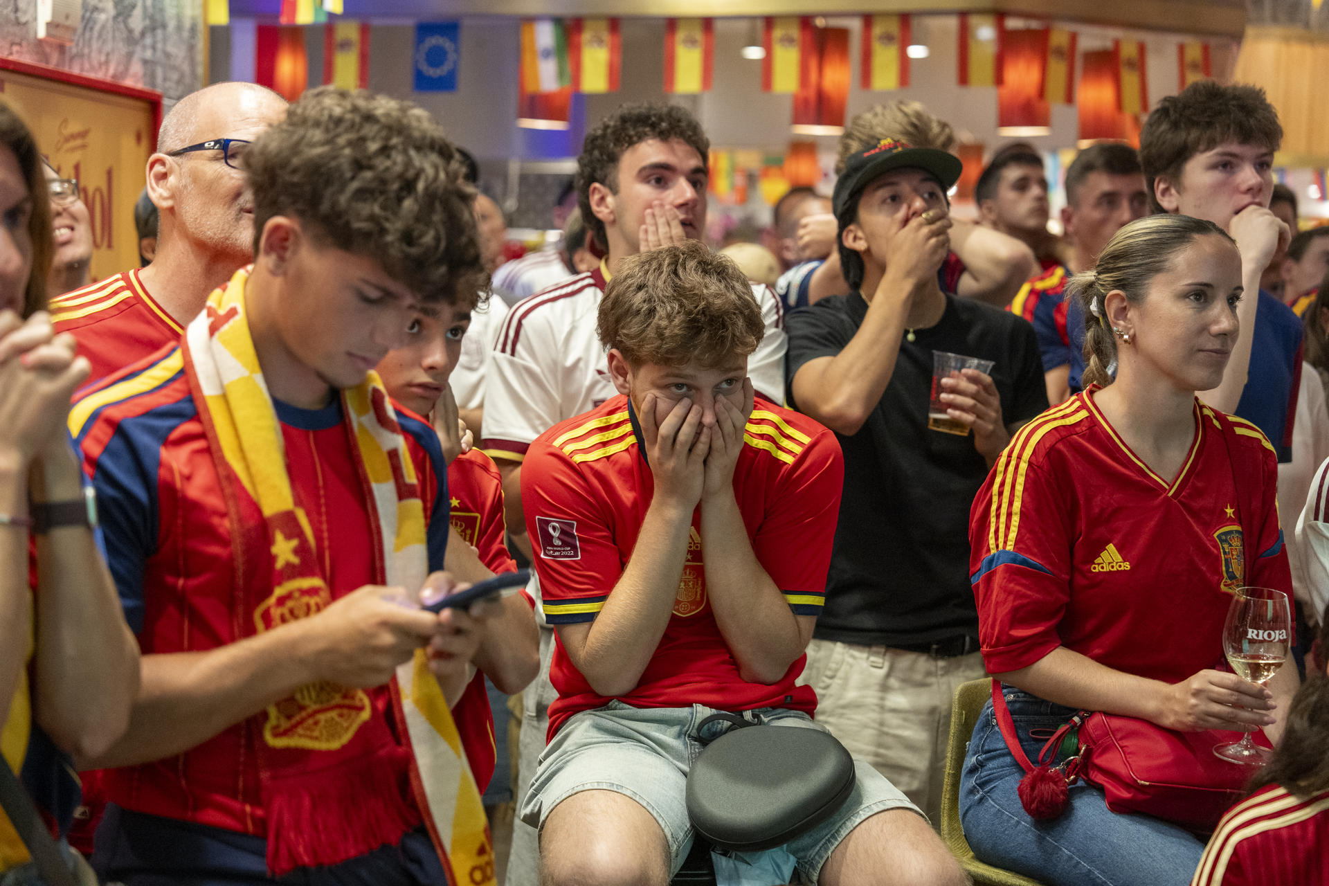 Aficionados observan la transmisión del partido de octavos de final del Mundial de la FIFA 2026 entre España y Portugal este 6 de julio de 2026, en Nueva York (EE.UU.). / Ángel Colmenares